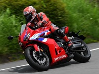 【ホンダ CB650R／CBR650R E-Clutch 試乗】“小さなおじさん”が入ってる!? ガツンと来ない「電光石火の変速」に驚いた…西村直人 画像