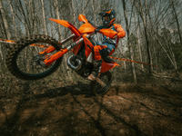 KTM、2025年モデルの「モトクロス＆クロスカントリー」競技車両を日本発売 画像