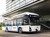 いすゞ、国産初のフルフラットEVバスを運行開始---藤沢工場の構内循環バス 画像