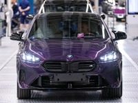 BMW『1シリーズ』新型、いよいよ生産開始…高性能版「M135」がラインオフ 画像