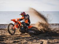KTM、特別装備をプラスした「EXC 6DAYS」シリーズ4機種と「KTM 300 EXC ハードエンデューロ」を発表 画像