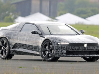 超コンパクトな4モーター・スポーツカー誕生!? BMWの次世代クーペをスクープ 画像