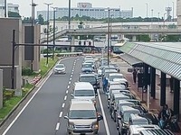 道路を一部封鎖、二重駐車の解消なるか…成田空港で試験開始 画像