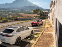 シチリア島の風景に映える新型『カイエンGTS』、ポルシェが新写真を公開 画像
