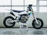 ハスクバーナ、2025年モデルのスーパーモト『FS 450』発表 画像