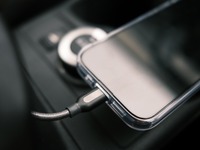 車載グッズランキング、スマホ充電機器が全世代でトップ 画像