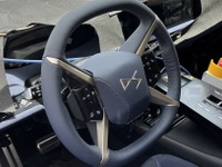 「X字型」4スポークハンドルが斬新すぎる!? DSの最高級EVは「クロスオーバーファストバック」に 画像