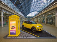 EVになった『ルノー 5』を展示中、英国ロンドン国際駅の一角がフランス・パリの石畳に 画像