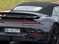 ポルシェ『911』はまだまだ進化する！ 未公開の「ターボSカブリオレ」、新ウィングで開発テスト 画像