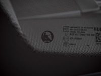新型『コルベットZR1』、引退するチーフエンジニアの功績を称える…リアガラスに特別なアイコン 画像