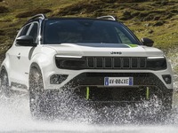 ジープの新型電動SUV『アベンジャー4xe』が冒険の旅へ 画像