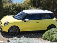 MINIハッチバック新型のEV、「クラシック」仕様を設定…白ルーフに新色イエローが選べる 画像