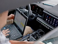 航続が短い？ ポルシェ『718ボクスターEV』プロトタイプの車内を撮影…スポーツカーとして差異化 画像