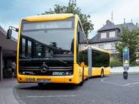 メルセデスの電動連接バスは7つのバッテリーを搭載、新型10台がドイツの街を走る 画像