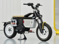 レトロフューチャー風にBMWスクーターをカスタム、『CE 02 × VAGABUND』は意外と実用的？ 画像