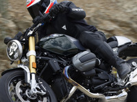 【BMW R12 nine T 試乗】現代のバイクが忘れかけた何かを感じさせてくれる…鈴木大五郎 画像