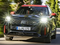 最強・最新のMINI『JCWカントリーマン』、300馬力のパフォーマンスSUVの詳細に迫る 画像
