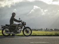 伝統の香りと風格…『MEGURO K3』新色はミラーコートブラック×エボニー　価格は140.8万円 画像