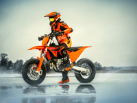 KTM、スーパーモト『KTM 450 SMR』2025年モデルを発表 画像