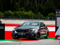 MotoGP最速ライダーに新型「BMW M5」贈呈へ 画像