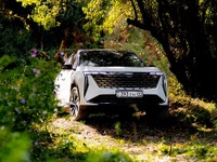 吉利の新型SUV『アトラス』、本格4WD仕様をカザフスタンで発表 画像