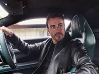 アストンマーティンとBOSS、初のカプセルコレクション発表…イメージキャラクターにアロンソ起用 画像