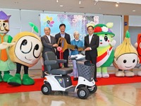 スズキが浜名湖ガーデンパークとはままつフラワーパークにセニアカーを寄贈 画像