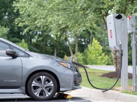 日産『リーフ』、米国で唯一電力網にエネルギーを供給できる量産EVに…新型双方向充電器に対応 画像