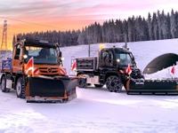 「冬のスペシャリスト」ウニモグ除雪車、中型シリーズ「U327」に登場 画像