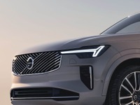 ボルボ『XC90』に改良新型、表情一新…PHEVはEV航続70km以上に 画像