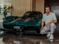 「公道上のF1」ヴァルキリー納車に、F1ドライバーのアロンソ「どれだけ楽しみにしていたか」 画像