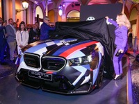 「MotoGP」最新セーフティーカーに新型BMW『M5』を起用、727馬力ハイブリッドで駆ける 画像