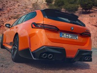 BMW『M5ツーリング』新型、チタンやカーボンを惜しみなく装着「Mパフォーマンスパーツ」設定 画像