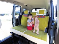 水だけでお手入れOK、トイファクトリーが愛犬家向け新シートカバー発売 画像