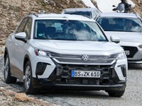 VW『Tロック』次期型のプロトタイプが現行型「R」と出現！ その意味は？ 画像