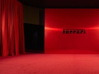 アルカンターラ、フェラーリのファッションショーで存在感…ステージ素材に採用 画像