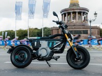 BMWの電動スクーター『CE 04』と『CE 02』、先導車として活躍…独ベルリンマラソン 画像