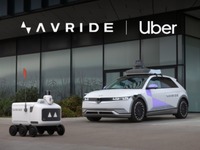ウーバーの配送にロボットと自動運転車、スタートアップと提携し新サービス 画像