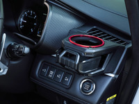 三菱『デリカD：5』オーナーの琴線に触れる！ 専用ドリンク＆スマホホルダー【特選カーアクセサリー名鑑】 画像