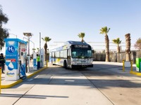日機装、米カリフォルニアに水素ステーション開所、10分以内に燃料電池バスに充填可能 画像