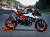 KTM デュークシリーズ30周年の集大成、『990デューク R』2025年モデル発表 画像