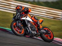［15秒でわかる］KTM『990デューク R』2025年モデル…車両重量190kgで130psを発揮 画像