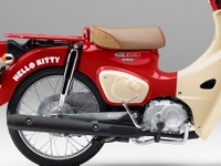 ホンダ『スーパーカブ』、ハローキティ50周年記念車が期間限定で登場…33万円から 画像