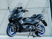 スポーツスクーターの元祖ヤマハ『TMAX』、2025年モデルはフェイス＆電子制御が進化 画像