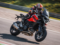 KTM、新型『1390 SUPER DUKE GT』発表…スポーツツアラーが全面進化 画像