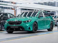 BMW、ドイツの「M工場」で最新モデル『M5ツーリング』生産開始 画像