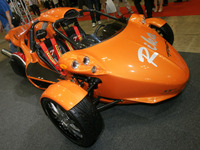 【東京スペシャルインポートカーショー09】普通免許でライドOK! 三輪ビークル時代が到来? 画像