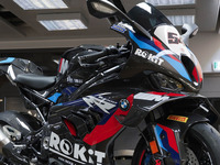 BMW、スーパーバイク優勝を讃え約896万円のド級マシンを限定発売 画像