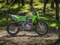 走行性能と快適性がよりアップ！ カワサキ、新型デュアルパーパス『KLX230』とローシート『KLX230 S』発表、59万4000円 画像