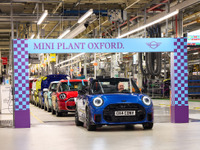 MINI『クーパー・コンバーチブル』、本拠地英国で9年ぶりにラインオフ 画像